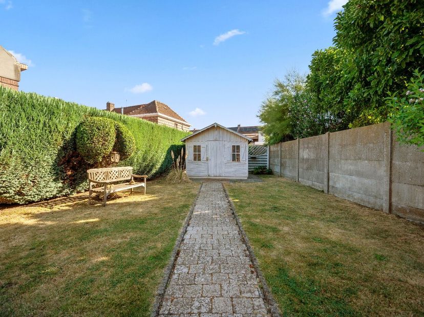 Deze prachtige woning is gelegen in Tienen en biedt alle comfort van een half open bebouwing. Met een leuke tuin, een gezellig terras en een garage, i