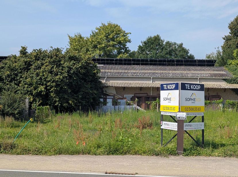 Nous vous proposons deux terrains à bâtir pour constructions semi-mitoyennes, respectivement de 2a75ca et 2a62ca, situés au centre de Bever, une petit