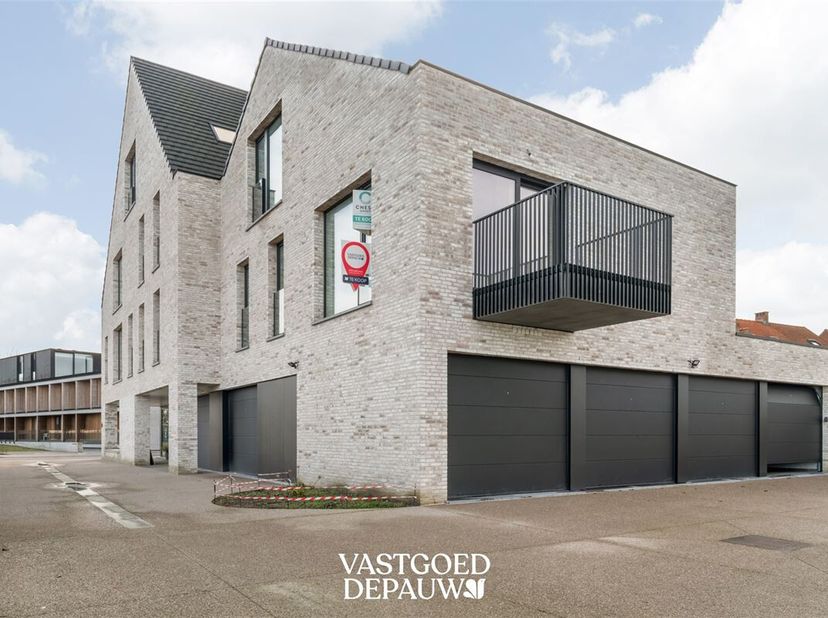 Situé en plein coeur de Zedelgem, ce superbe penthouse en duplex neuf se trouve dans une petite résidence de seulement 7 appartements. Grâce à son emp