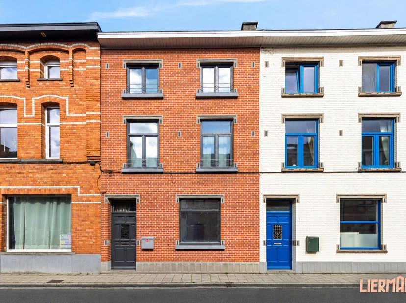 -- Bezoeken enkel op afspraak - 053 89 99 66 - info@immolierman.be --<br />
In de charmante Eugeen Bosteelsstraat, op wandelafstand van het centrum en