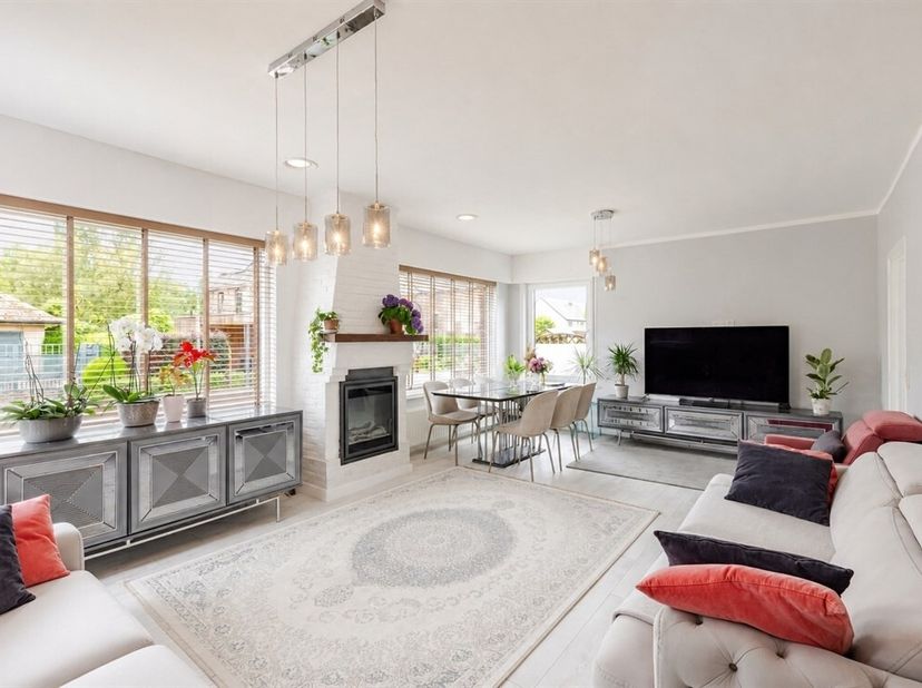 In Zingem (Kruisem),vinden we deze, instapklare, open bebouwing, type bungalow. De woning combineert praktische indeling met een hedendaagse, woonstij