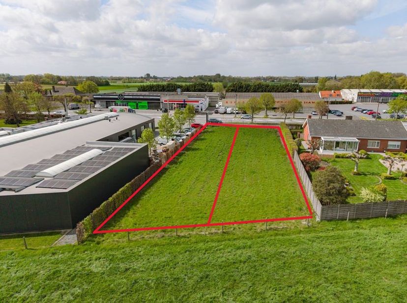 Bouwgrond met ontwikkelingspotentieel te koop in Hooglede<br />
Het perceel, gelegen in woongebied, biedt de mogelijkheid om – onder voorbehoud van he