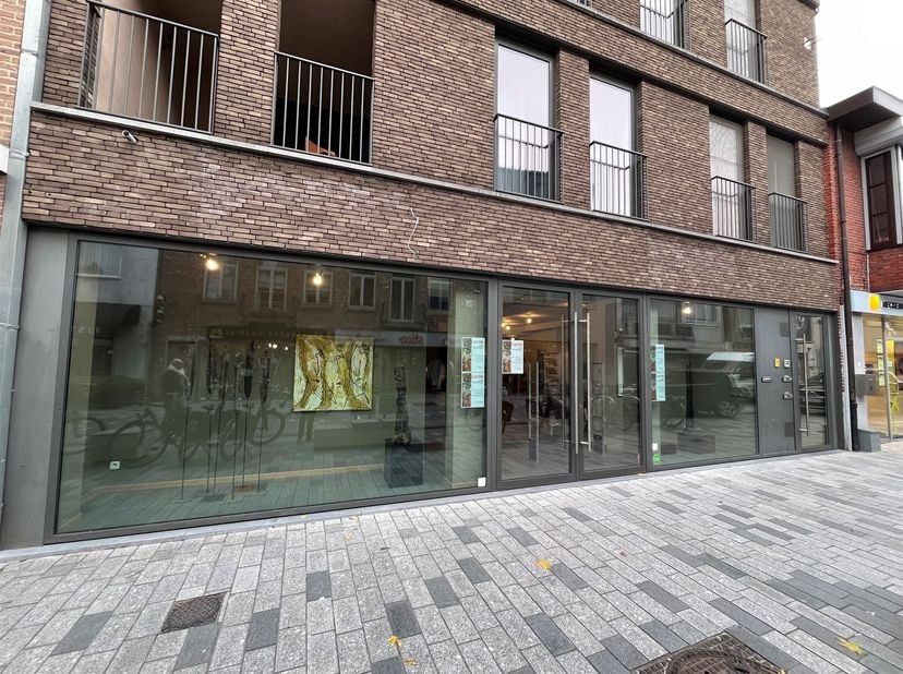 Ruime handelsgelijkvloers te huur in het hartje van Lommel.<br />
<br />
Ligging: Zeer gunstige locatie die geniet van veel passage in het centrum v