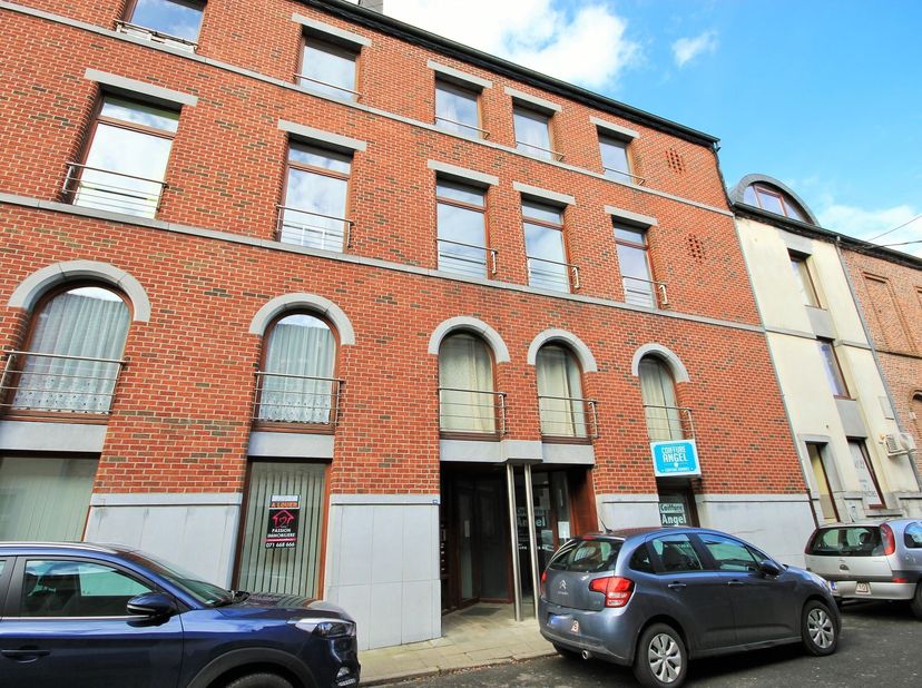 Appartement au 4ème étage avec ascenseur situé dans le centre de Philippeville, à deux pas de toutes commodités.<br />
Il se compose de la manière su