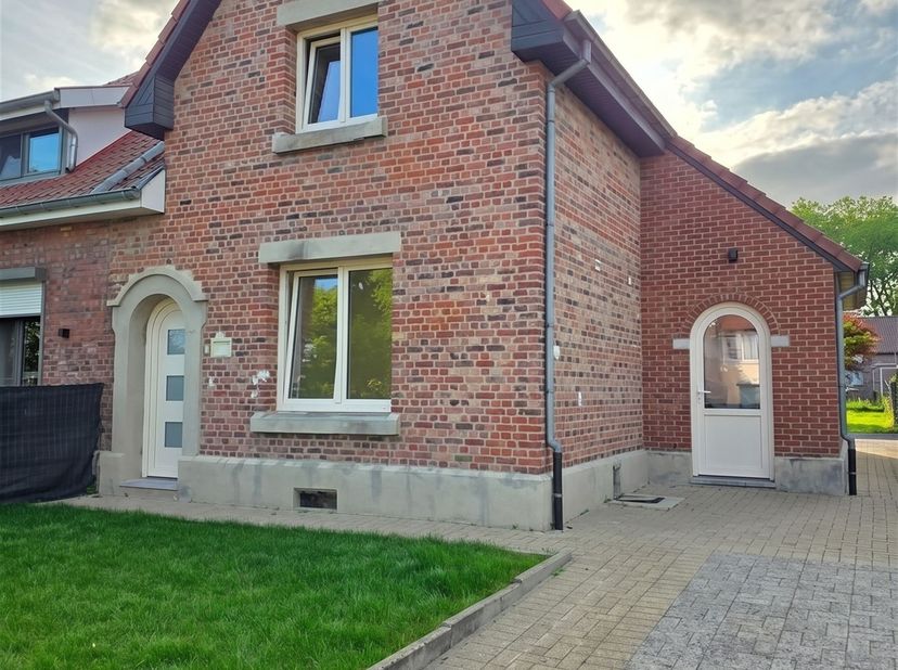 Instapklare gerenoveerde halfopen woning met 3 slaapkamers, garage en tuin<br />
<br />
Deze charmante halfopen woning is gelegen op een perceel van 5