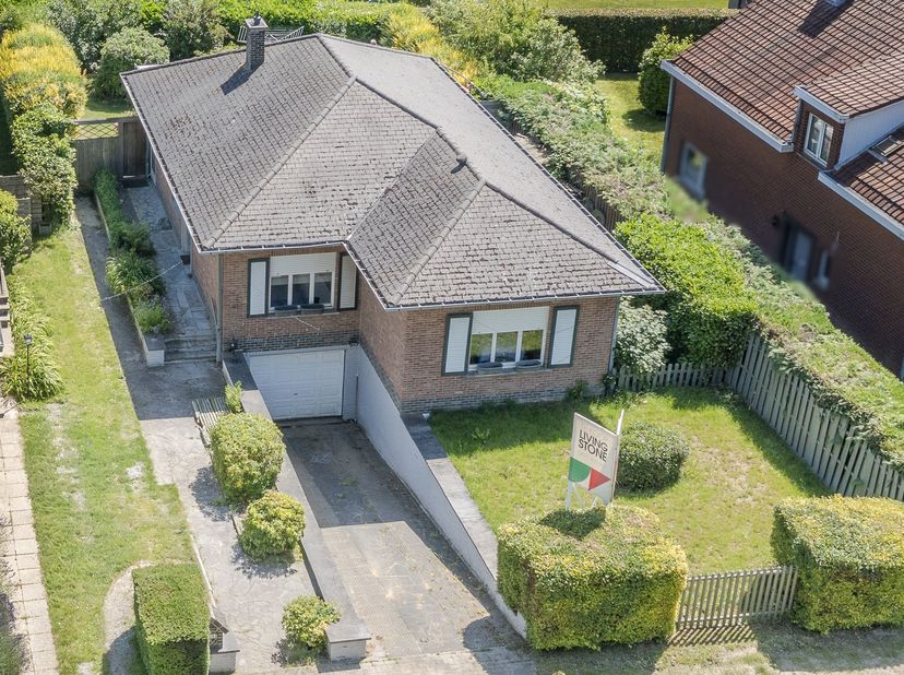 Deze te renoveren bungalow is gelegen in een aangename en residentiële wijk van Dilbeek, vlak bij winkels, het station van Dilbeek en het centrum.<br