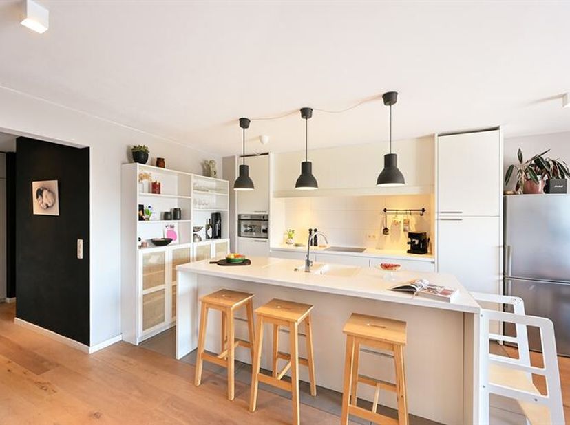 Dit energiezuinige duplexappartement maakt deel uit van een kleinschalig gebouw met slechts drie units en is gelegen in de Doelveldstraat te Edegem, o