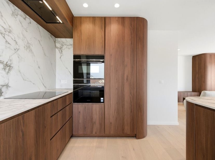 [[ DIT PAND NEEMT DEEL AAN DE ERA OPEN HUIZEN DAG OP 13/6 VAN 16:00 TOT 17:00 ]] Te koop: prachtig gerenoveerd appartement (2026) met open zicht op ze