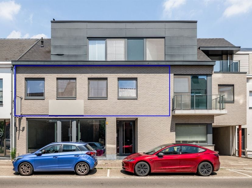 Dit stijlvolle appartement uit 2012 combineert een moderne afwerking met een uitstekende energiescore en een centrale ligging in het bruisende centrum