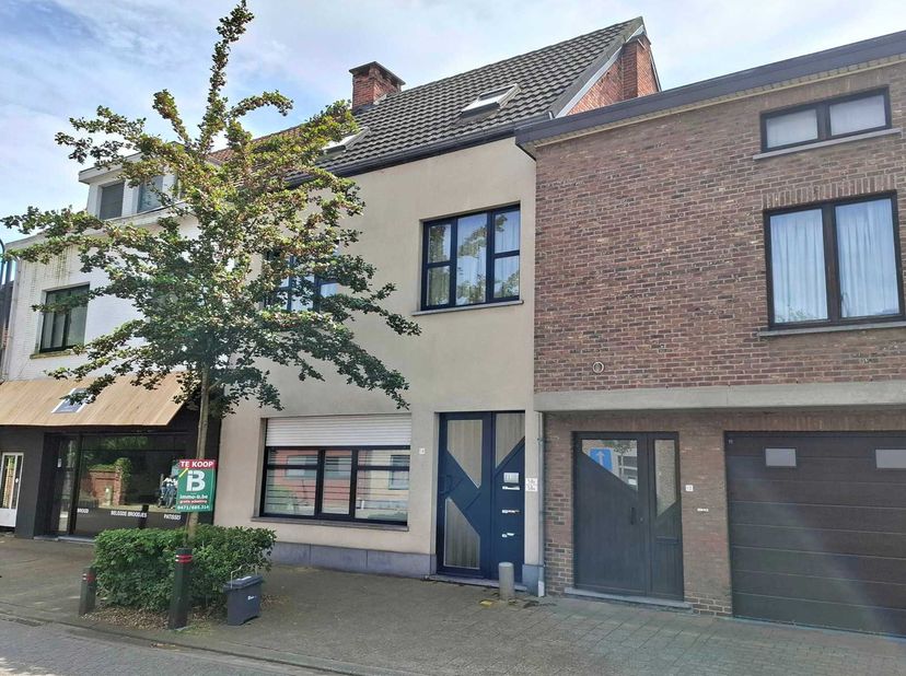 Knus appartement op de 2e verdieping te Geel-Larum bestaande uit: leefruimte met open keuken, badkamer met douche en wastafel, 1 slaapkamer en een mez