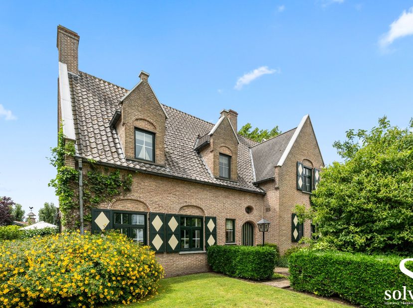 Deze robuuste en kwalitatief hoogwaardig afgewerkte woning biedt een uitzonderlijk wooncomfort en is tot in de puntjes onderhouden.<br />
<br />
De ge