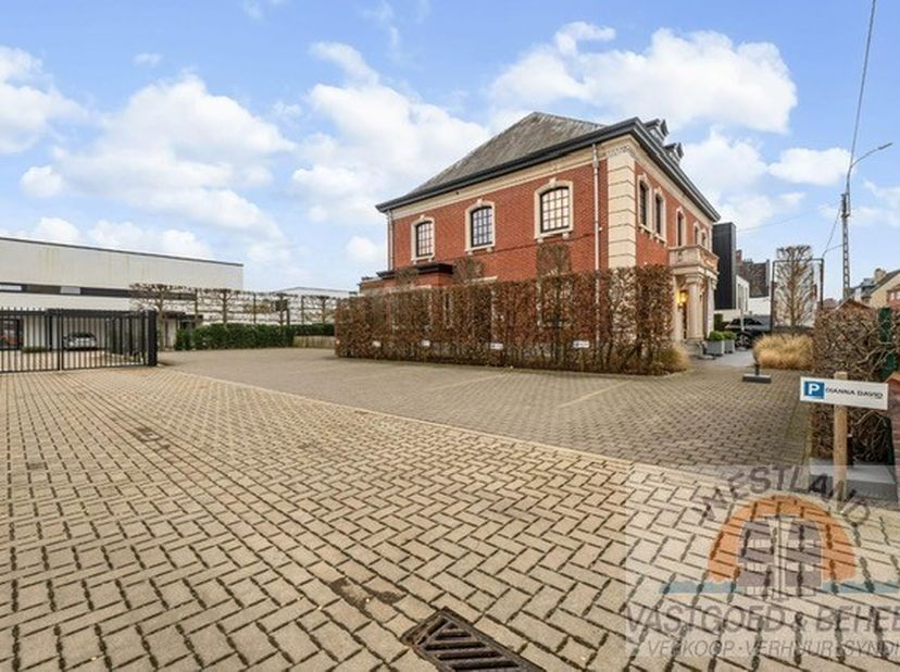 Langs de Meensesteenweg in Bissegem bevindt zich dit stijlvolle en karaktervolle pand met een uitstekende visibiliteit en tal van mogelijkheden voor o