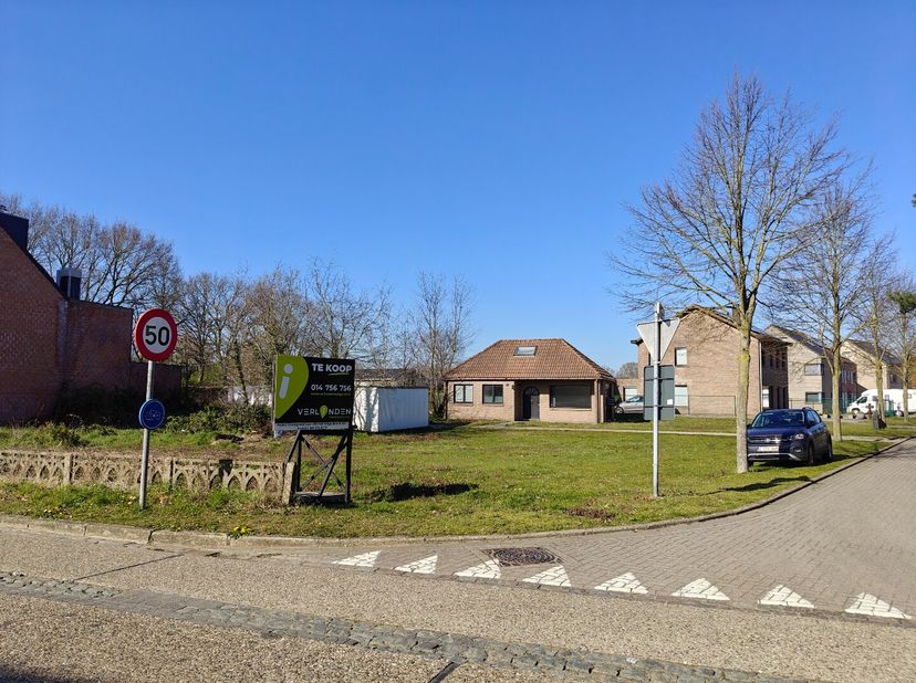 Dit perceel is gelegen in Mol - Millegem langs de kruising Milostraat - Fazantstraat. Je geniet hier van een uitstekende verbinding naar de omliggende
