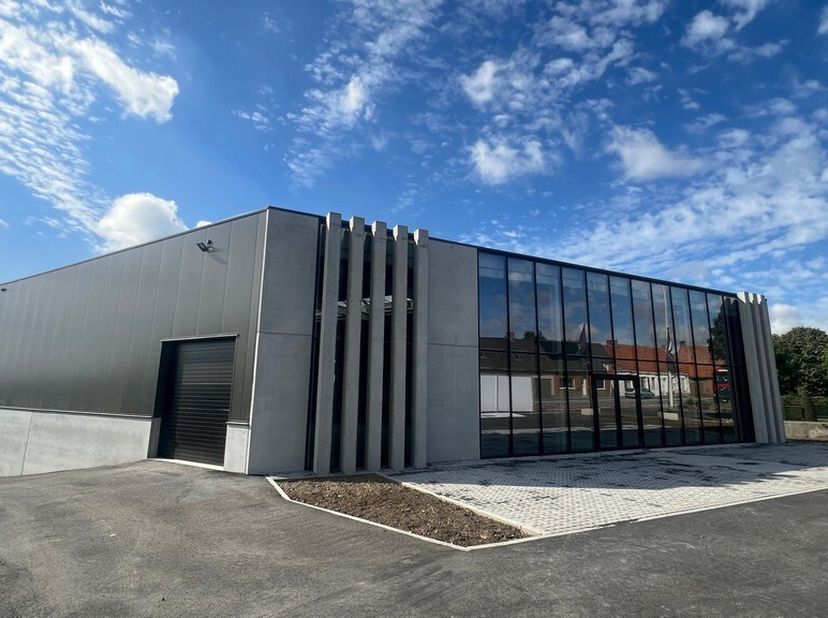 Showroom met opslagruimte (420m²)<br />
Ligging: langs de N35 tussen Tielt en Deinze, met vlotte verbinding naar de E17 en E40 op amper 12 km. Dankzij