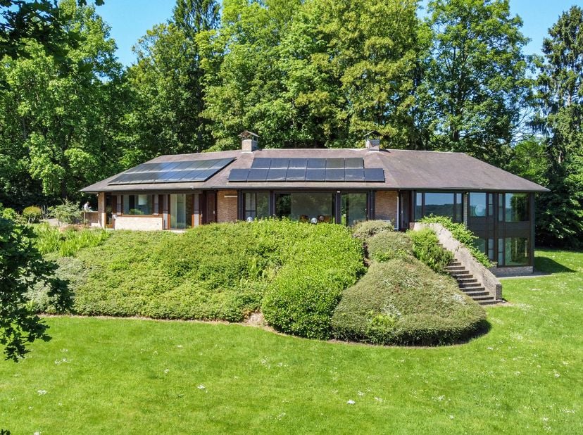 Gelegen aan het einde van een doodlopende straat, in het hart van het prestigieuze Domaine du Bercuit met zijn golfbaan, tennisfaciliteiten en verfijn