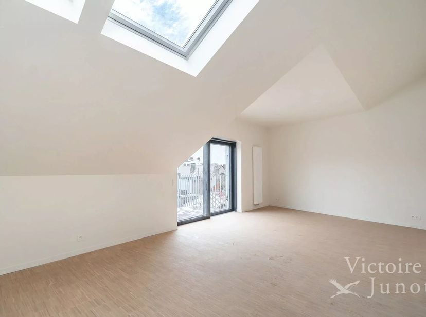 Victoire Junot stelt u dit gloednieuwe appartement met twee slaapkamers voor, voorzien van een prachtig terras aan de achterzijde en gelegen op de vie