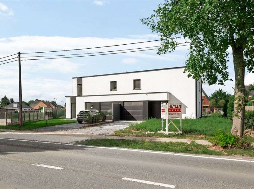 Openhuizendag op zaterdag 20/6 van 15:30 tot 16:30! <br />
Exclusieve halfopen bebouwing: een ruime, hedendaagse woning die perfect inspeelt op de nod