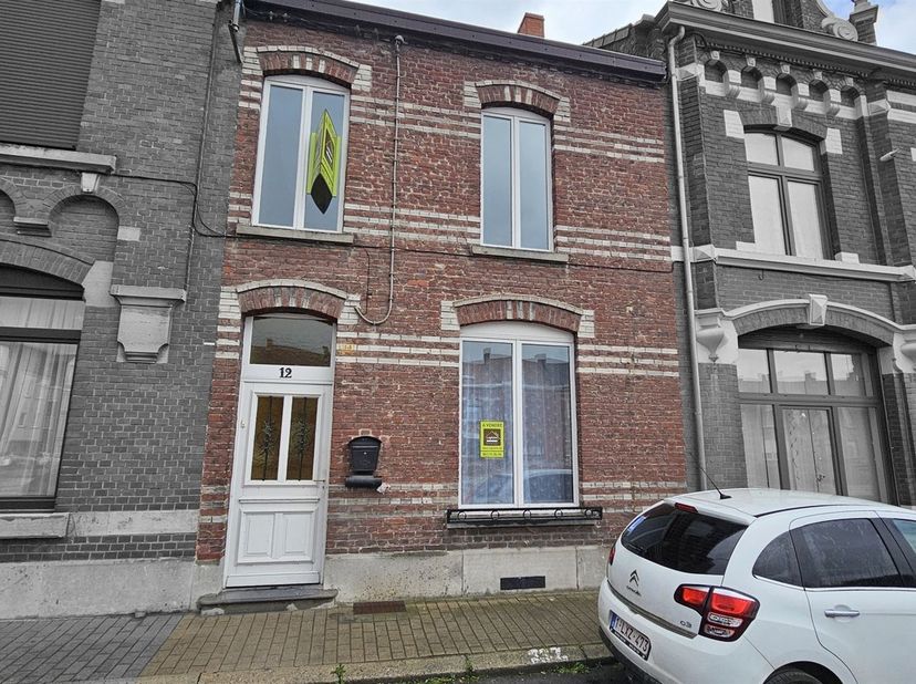 SOUS OPTION - PLUS DE VISITE - Prix: Offre à partir de 135.000 euros, frais d'agence non inclus et à charge de l'acquéreur.<br />
Maison à rafraichir