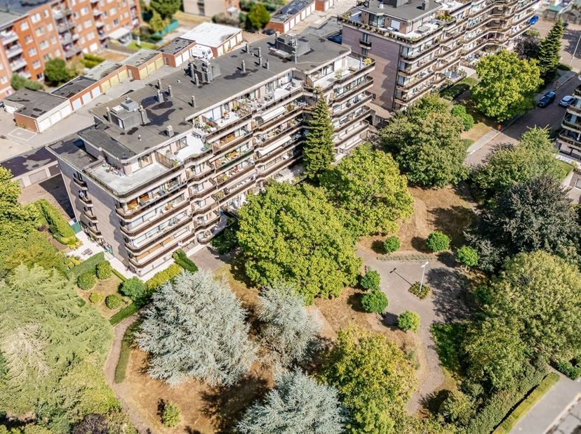 Bent u op zoek naar een ideale investering, centraal gelegen en met alle comfort? Lees dan zeker verder!<br />
<br />
Dit mooie en ruime appartement