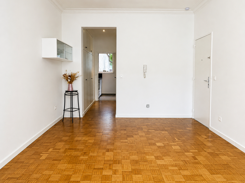Dit gerenoveerde en instapklare appartement bevindt zich op de eerste verdieping van een gebouw met een centrale ligging in de Justitiestraat. Op wand