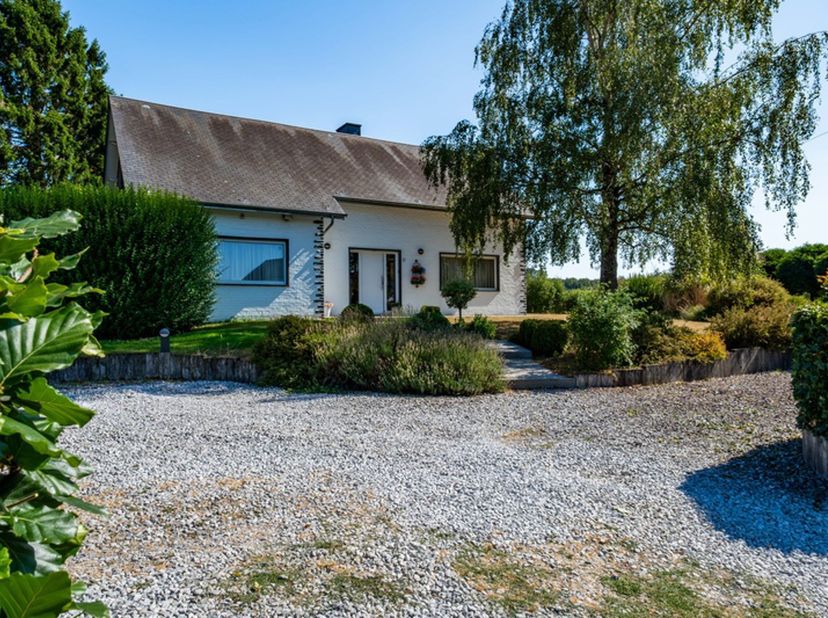 Contact Jeremy +32(0)472 91 80 37 - jeremy.champagne@weinvest.be<br />
Superbe propriété sur un terrain de 16 ares 30 centiares située au calme à 2min