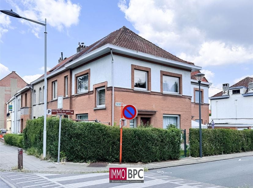 Welkom in deze karaktervolle woning, gelegen in een rustige woonwijk van Ganshoren – ideaal voor gezinnen die op zoek zijn naar comfort en sereniteit,