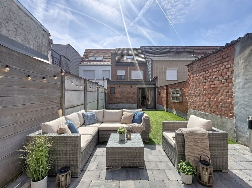 INSTAPKLARE WONING MET ZONNIGE TUIN OP TOPLOCATIE IN BURCHT <br />
LIGGING:<br />
Deze instapklare gezinswoning geniet van een uitstekende ligging i