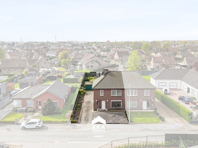 [[ DIT PAND NEEMT DEEL AAN DE ERA OPEN HUIZEN DAG OP 13/6 VAN 11:00 TOT 12:00 ]] Deze halfopen woning in Maaseik is gelegen op een uitstekende locatie