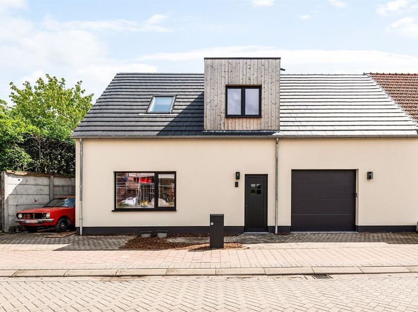 Journée portes ouvertes le samedi 13 juin de 09h30 à 10h30.<br />
 Maison entièrement rénovée sur un terrain d'environ 697 m²<br />
Aménagement :<br /