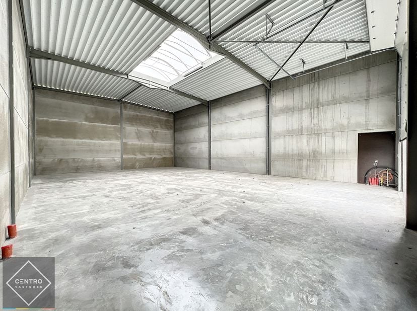 Benaderende bruto-AFMETINGEN:&amp;nbsp;<br />
265m² - b: 12,00m x&amp;nbsp; d: 22,08m<br />
Inclusief 2 private parkeerplaatsen!<br />
<br />
AFWERKING: <br /