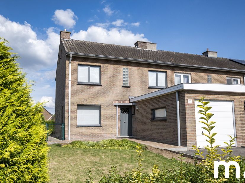 Op een rustige ligging in een aangename verkaveling vinden we deze eerlijke en kloeke halfopen bebouwing terug. De woning biedt een solide basis en ka