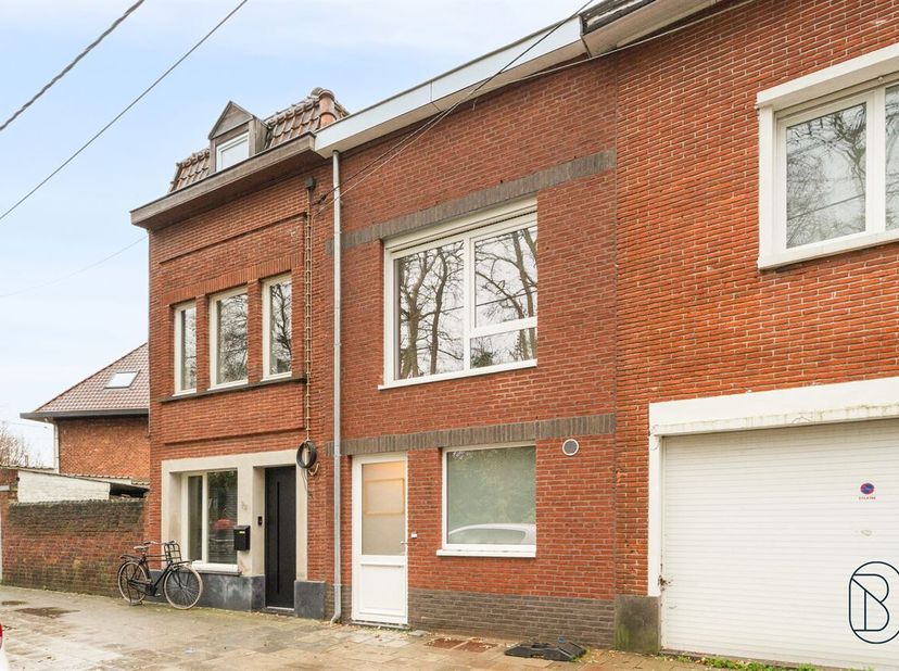 Ontdek deze recent opgeleverde ecologische nieuwbouwwoning op een rustige locatie in Kortrijk. <br />
Indeling: op de gelijkvloers vinden we een opber