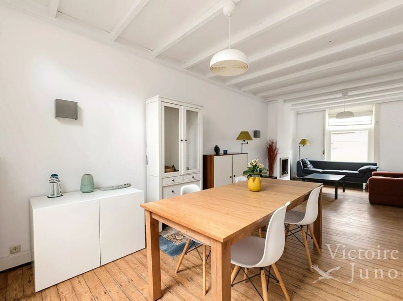 Exclusivité - Victoire Junot vous présente, à quelques pas du très recherché Coin du Balai et de la place du marché de Boitsfort, une maison de charme