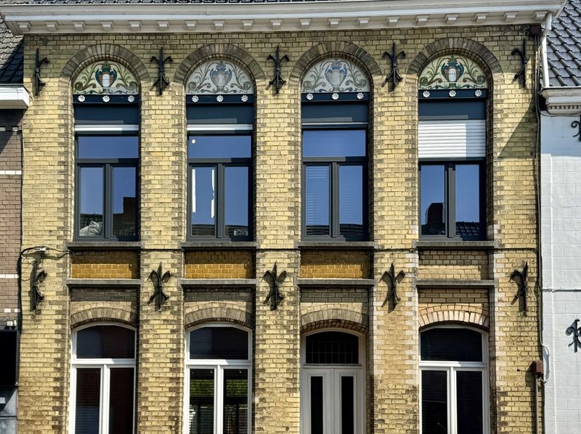 Gelegen in het centrum van Kruishoutem, bevindt deze ruime woning zich op een toplocatie met een uitstekende verbinding naar de E17 richting Kortrijk