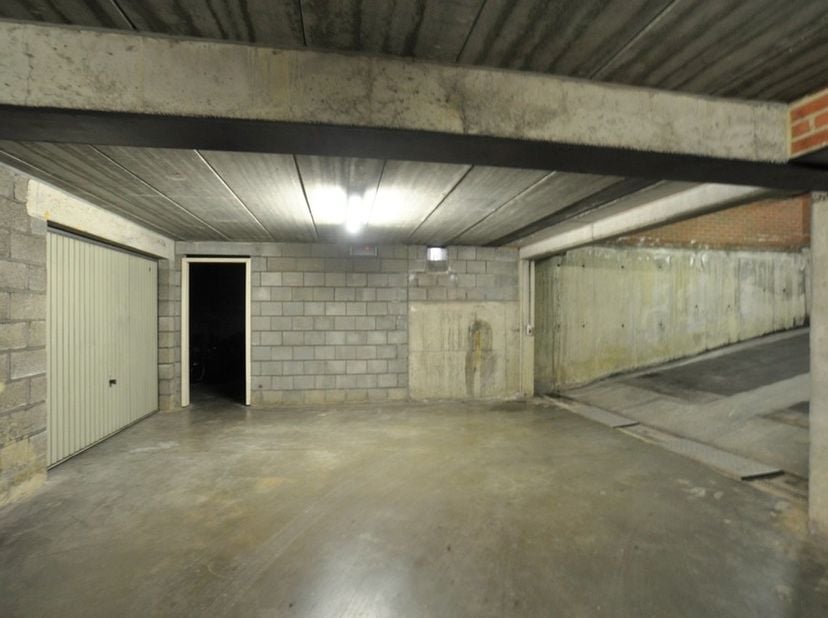 Ruime, afsluitbare garage gelegen in de kelderverdieping (niveau -1) in residentie, gelegen op slechts 150 m wandelafstand van het Kolonel Dusartplein