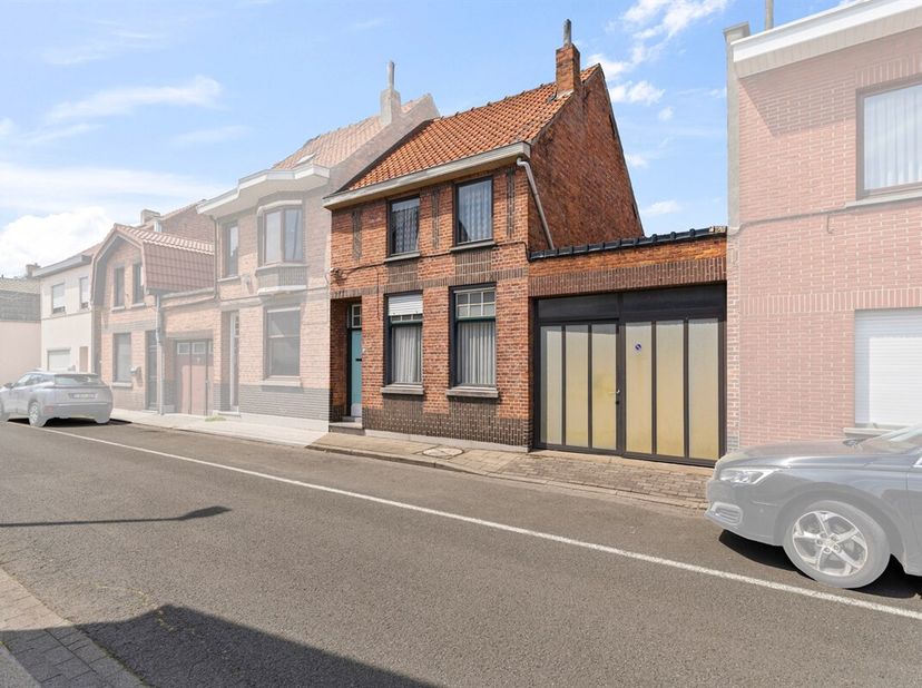 Ontdek deze te renoveren woning gelegen op een perceel van 280 m² en voorzien van een aangename, ruime tuin. Een woning met een praktische indeling en