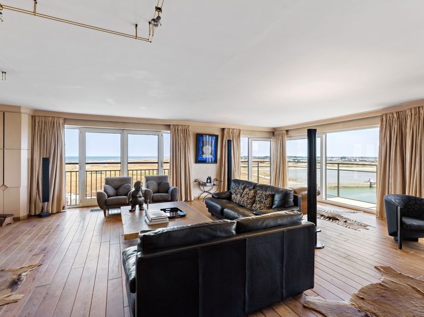 Op de bijna volledige achtste verdieping bevindt zich dit uitzonderlijk woonappartement van ca. 258 m², met panoramisch zicht over de Noordzee, de vaa