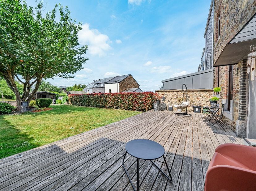 Makelaarskantoor ERA B-LUX biedt u deze ruime woning met twee gevels aan, direct bewoonbaar, met een mooie tuin van ca. 12 are, vlakbij het centrum va