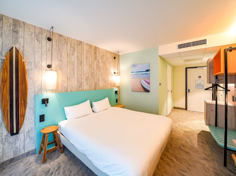 Deze moderne hotelkamer bevindt zich in het hotel Ibis Styles Bredene. Dit is een trendy 3-sterrenhotel met een unieke ligging nabij het strand. Ideaa