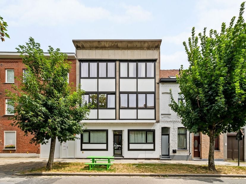 Dit stijlvolle en lichtrijke appartement, gerenoveerd in 2022, combineert hedendaags comfort met een uitstekende ligging in het bruisende hart van Kor