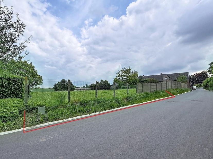 PRACHTIGE BOUWGROND VOOR OPEN BEBOUWING -<br />
Landelijk gelegen bouwgrond.<br />
De grond heeft een straatbreedte van +/- 17,03 m en een diepte van