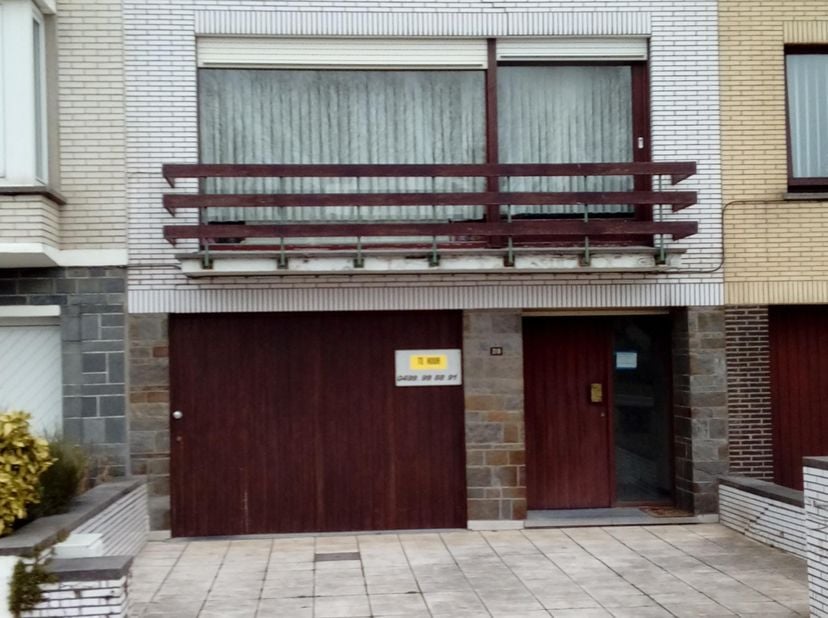 Bel-etage woning<br />
GV: Inkom, grote garage (360*900), Stookruimte, wasplaats  (geen tuin!)<br />
1eV: Zeer lichtrijke Living in L-vorm, Keuken, Be