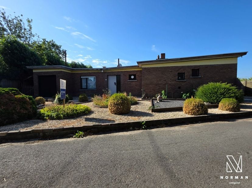Uniek! Te renoveren alleenstaande gelijkvloerse woning op 628 m² te Kuurne<br />
<br />
Op een verborgen plekje in Kuurne, maar toch vlot bereikbaar,