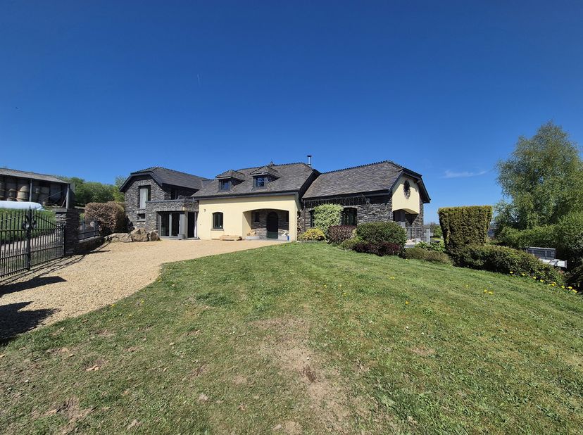 SOUS SOL de ± 207m²<br />
- Garage de ± 37m² sur béton avec porte électrique sectionnelle, <br />
- Atelier de ± 24m² sur béton, <br />
- Cave 1 de ±