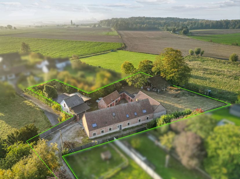 Ontdek deze deels gerenoveerde fermette met uitzonderlijke ligging in het landelijke Melles, een deelgemeente van Doornik. De eigendom is uiterst disc