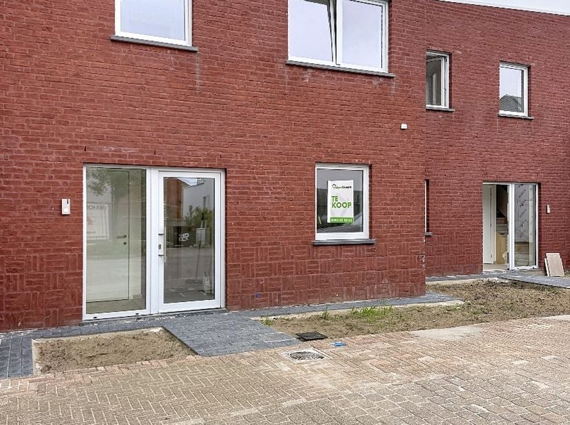 Deze prachtige woning is gelegen in het rustige Ichtegem en beschikt over een tuin en een gezellig terras waar je heerlijk kunt genieten van de buiten