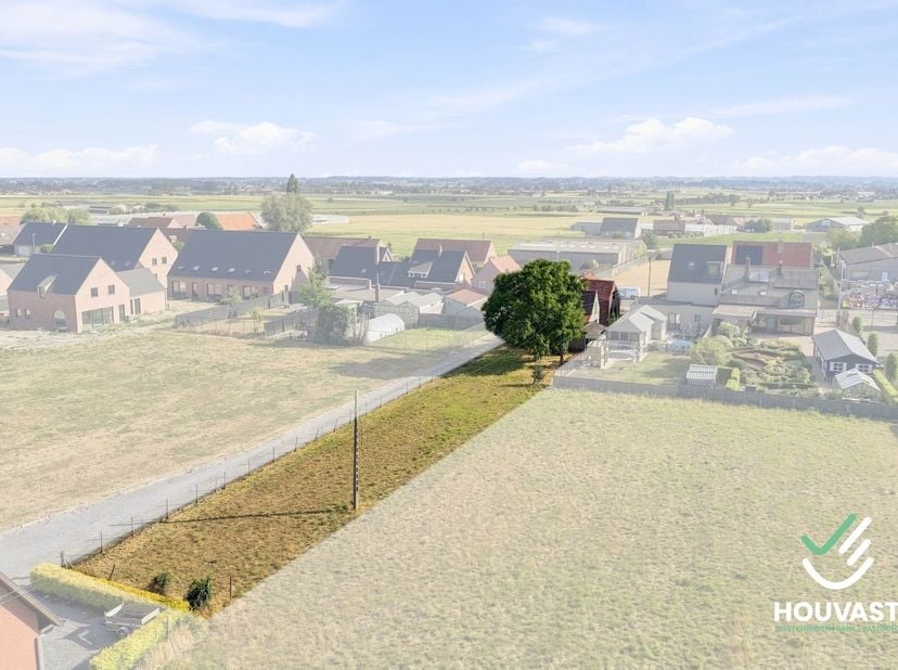 Deze woning bevindt zich aan de Klerkenstraat in Houthulst, in open bebouwing en omringd door landelijke vergezichten. Het pand ligt op een perceel va
