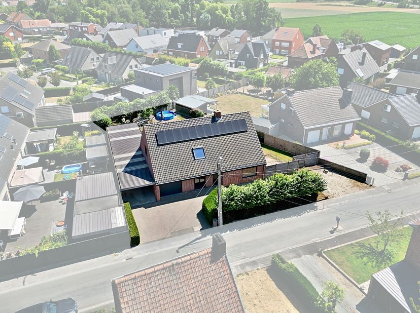 Lichtervelde – Open bebouwing met 3 à 4 slaapkamers en garage + carport op een perceel van 804 m²<br />
<br />
Gelegen in een rustige omgeving in Lich