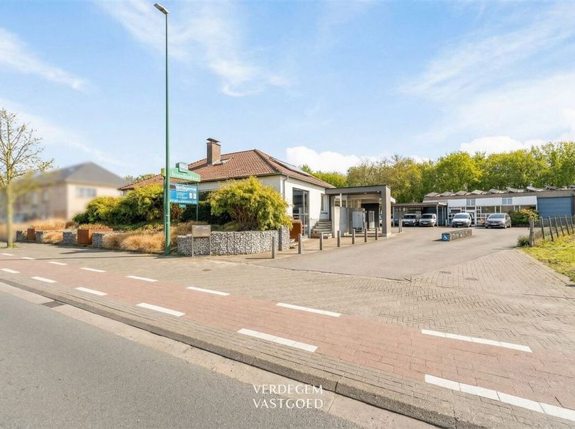 In de Polenstraat in Sleidinge bevindt zich deze uitzonderlijke eigendom op een perceel van 1.997m², commercieel strategisch en zichtbaar gelegen. <br