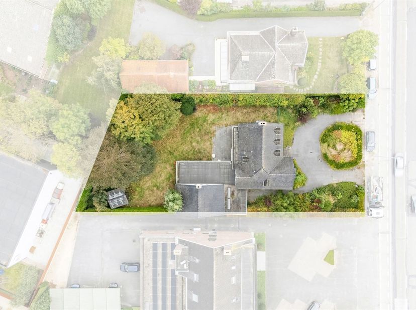 Charmante te renoveren villa/af te breken villa met bouwvergunning voor 8 appartementen en 12 staanplaatsen. <br />
Ideale commerciële ligging nabij a